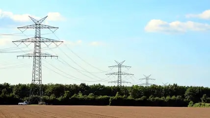 Zwischen Elmenhorst und Talkau wurde bereits 2012 neue 380 Kilovoltleitungen verlegt, die den Strom aus Windkraft transportieren (Archivbild). Nun sollen weitere Stromtrassen und ein Mega-Umspannwerk im Herzogtum, genannt Netzverknüpfungspunkt, folgen.